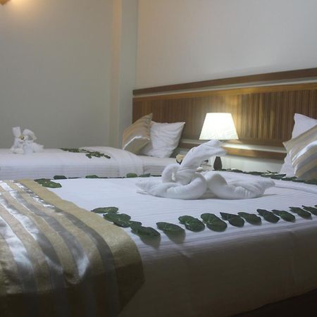 Ten Mile Hotel Yangon Esterno foto