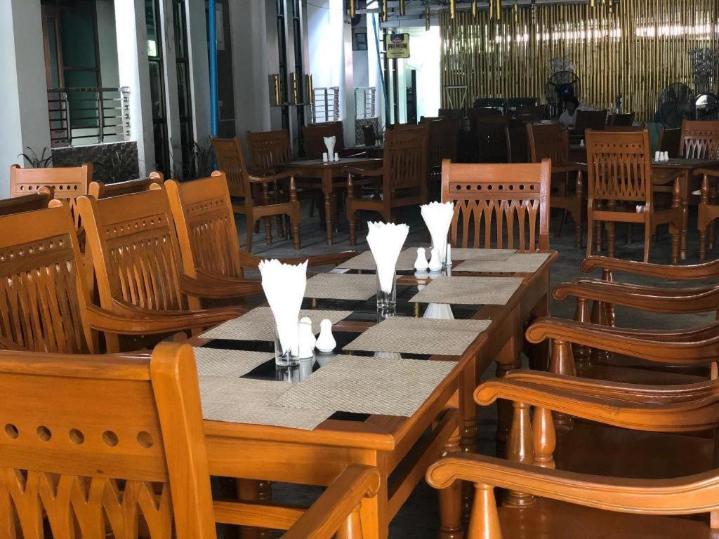 Ten Mile Hotel Yangon Esterno foto