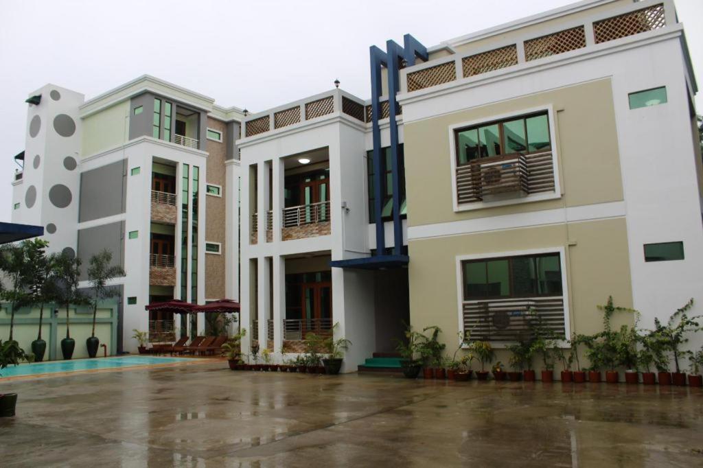 Ten Mile Hotel Yangon Esterno foto