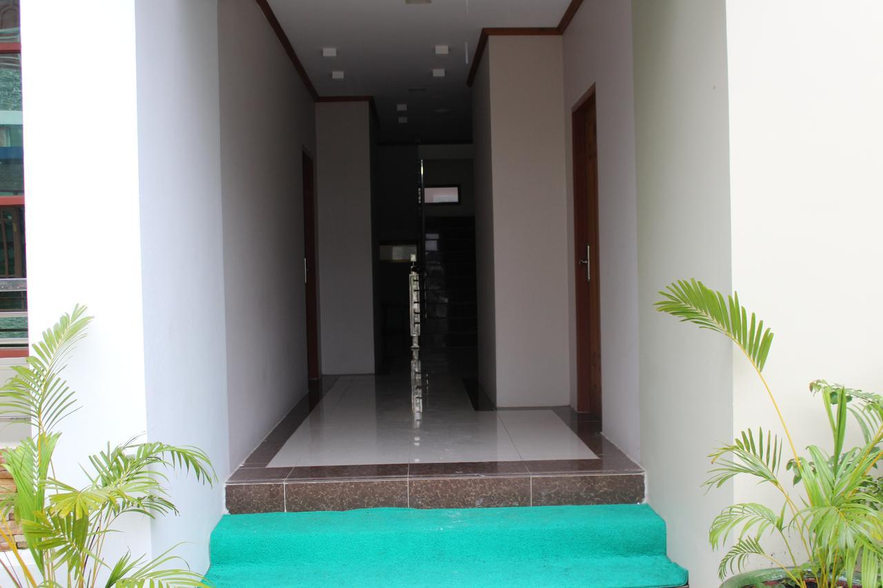 Ten Mile Hotel Yangon Esterno foto