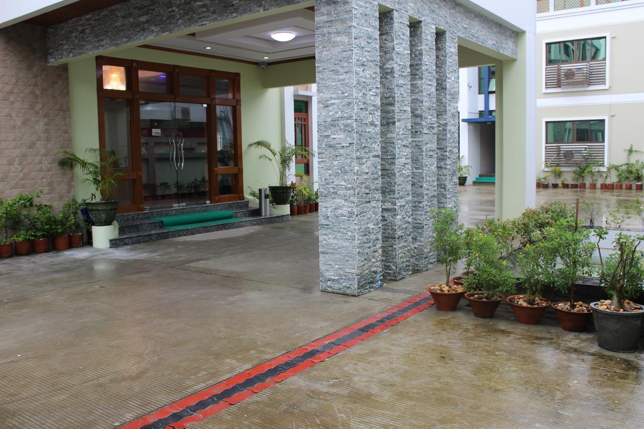 Ten Mile Hotel Yangon Esterno foto