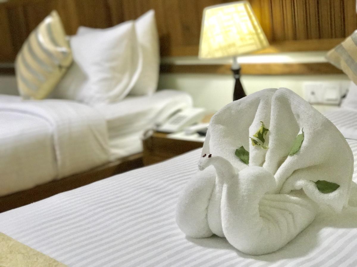 Ten Mile Hotel Yangon Esterno foto