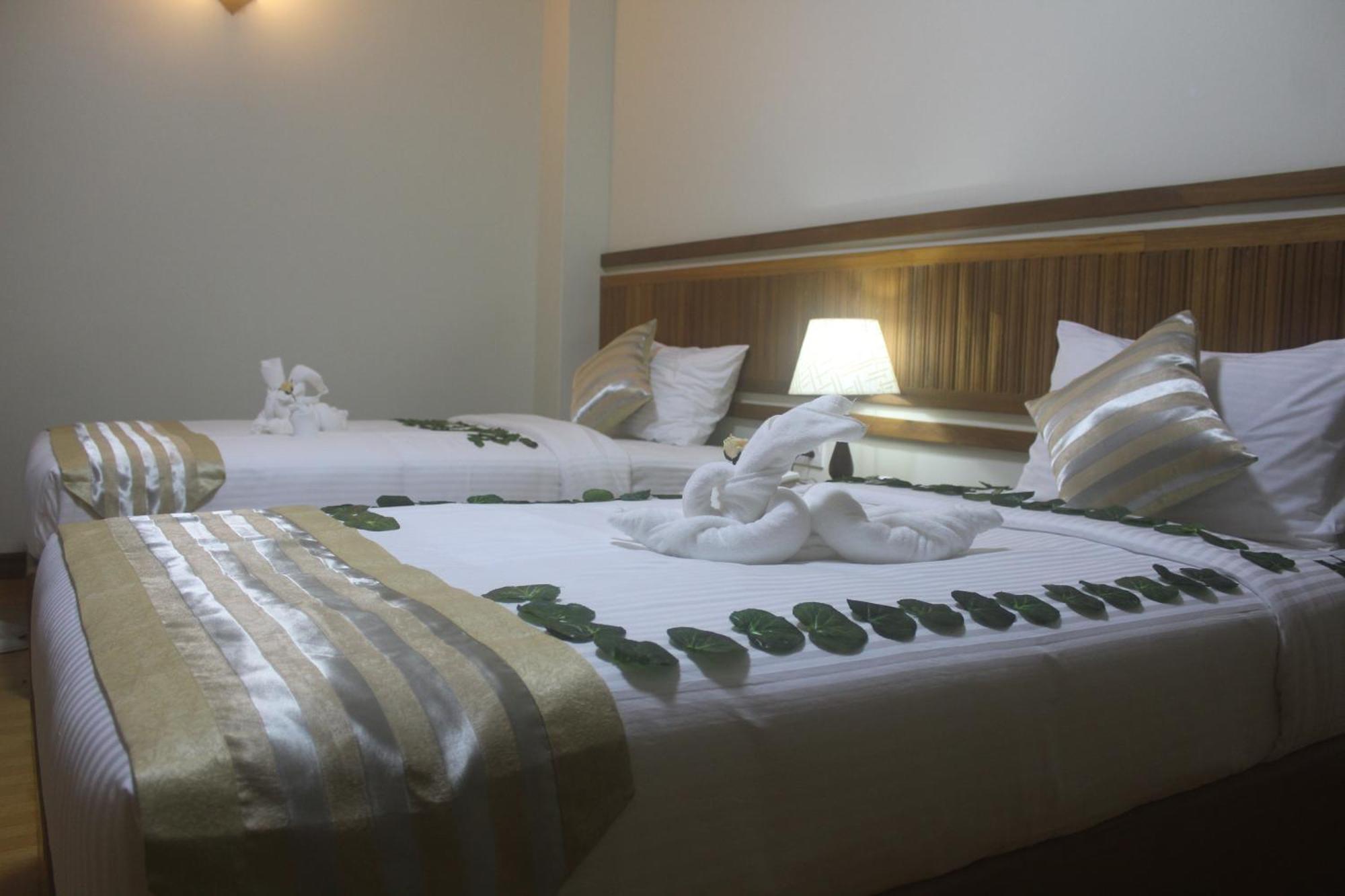 Ten Mile Hotel Yangon Esterno foto