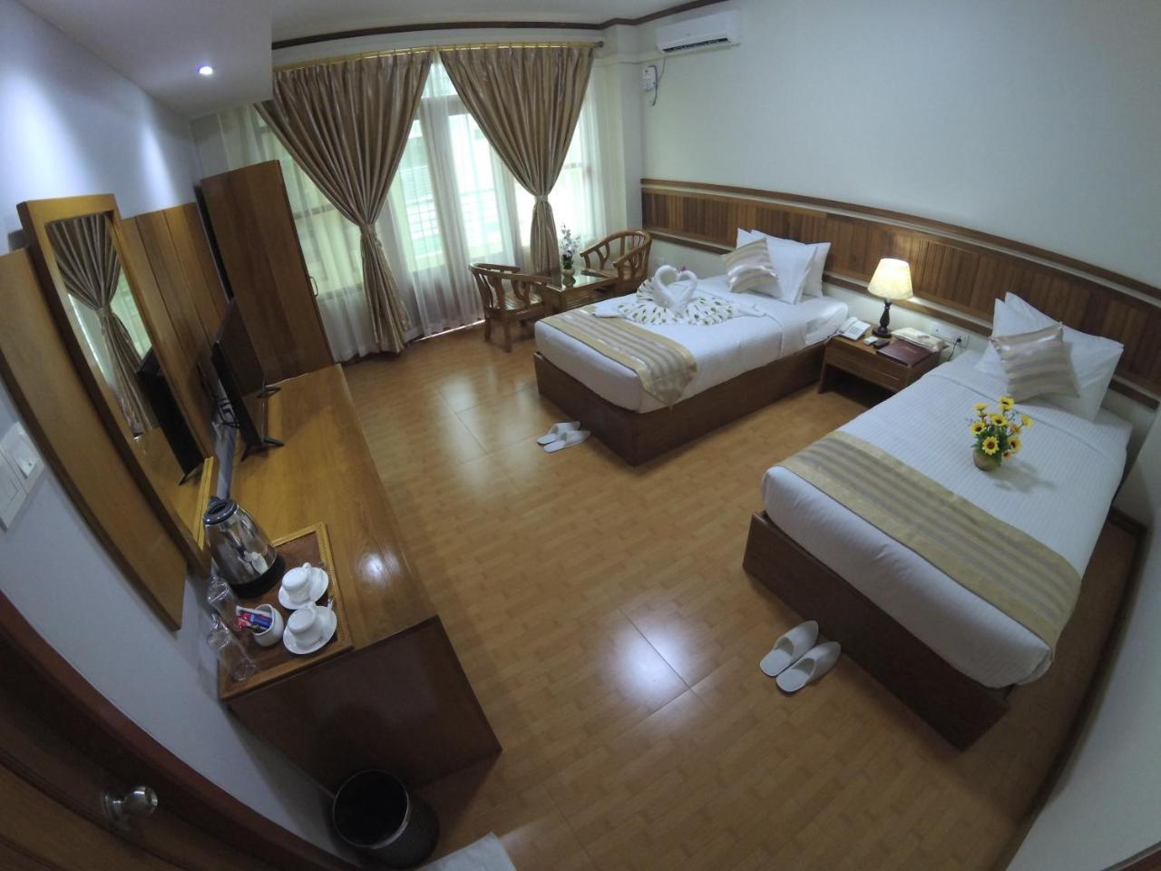 Ten Mile Hotel Yangon Esterno foto
