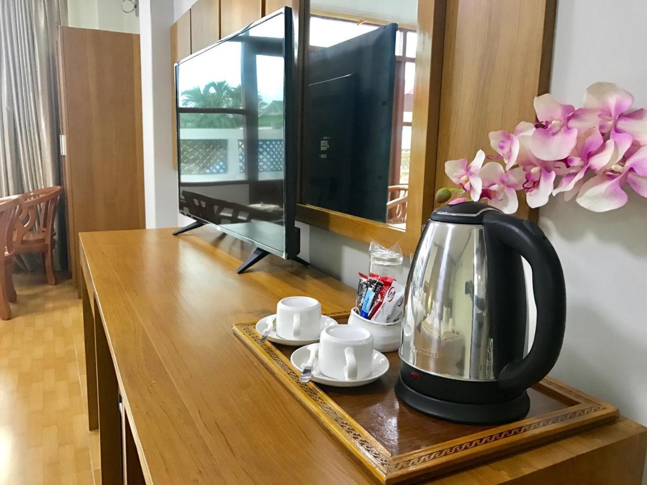 Ten Mile Hotel Yangon Esterno foto