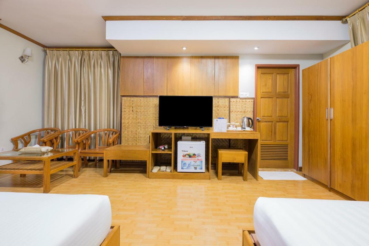 Ten Mile Hotel Yangon Esterno foto