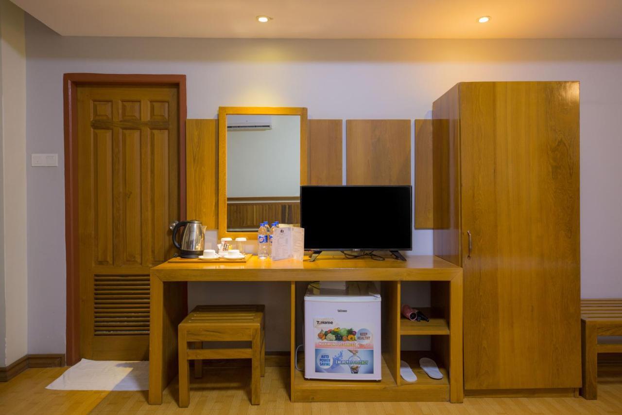 Ten Mile Hotel Yangon Esterno foto