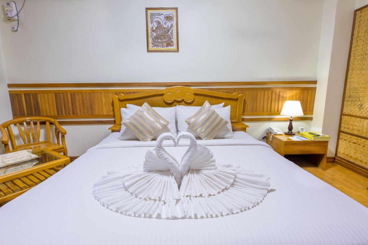 Ten Mile Hotel Yangon Esterno foto