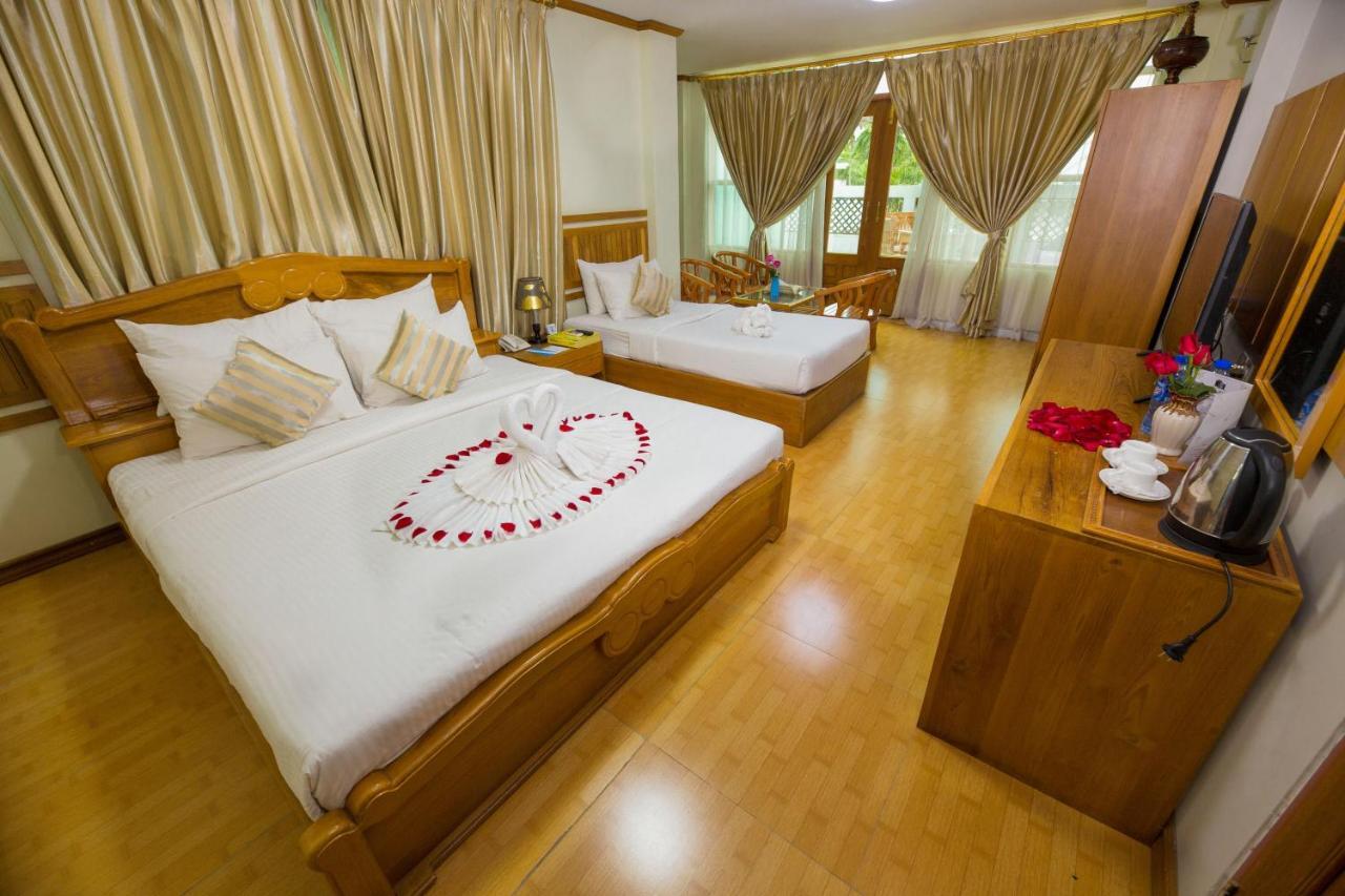 Ten Mile Hotel Yangon Esterno foto