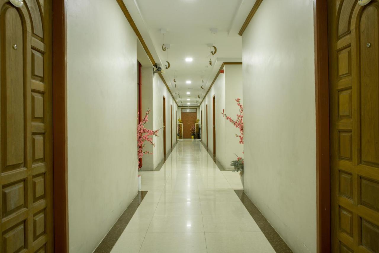 Ten Mile Hotel Yangon Esterno foto