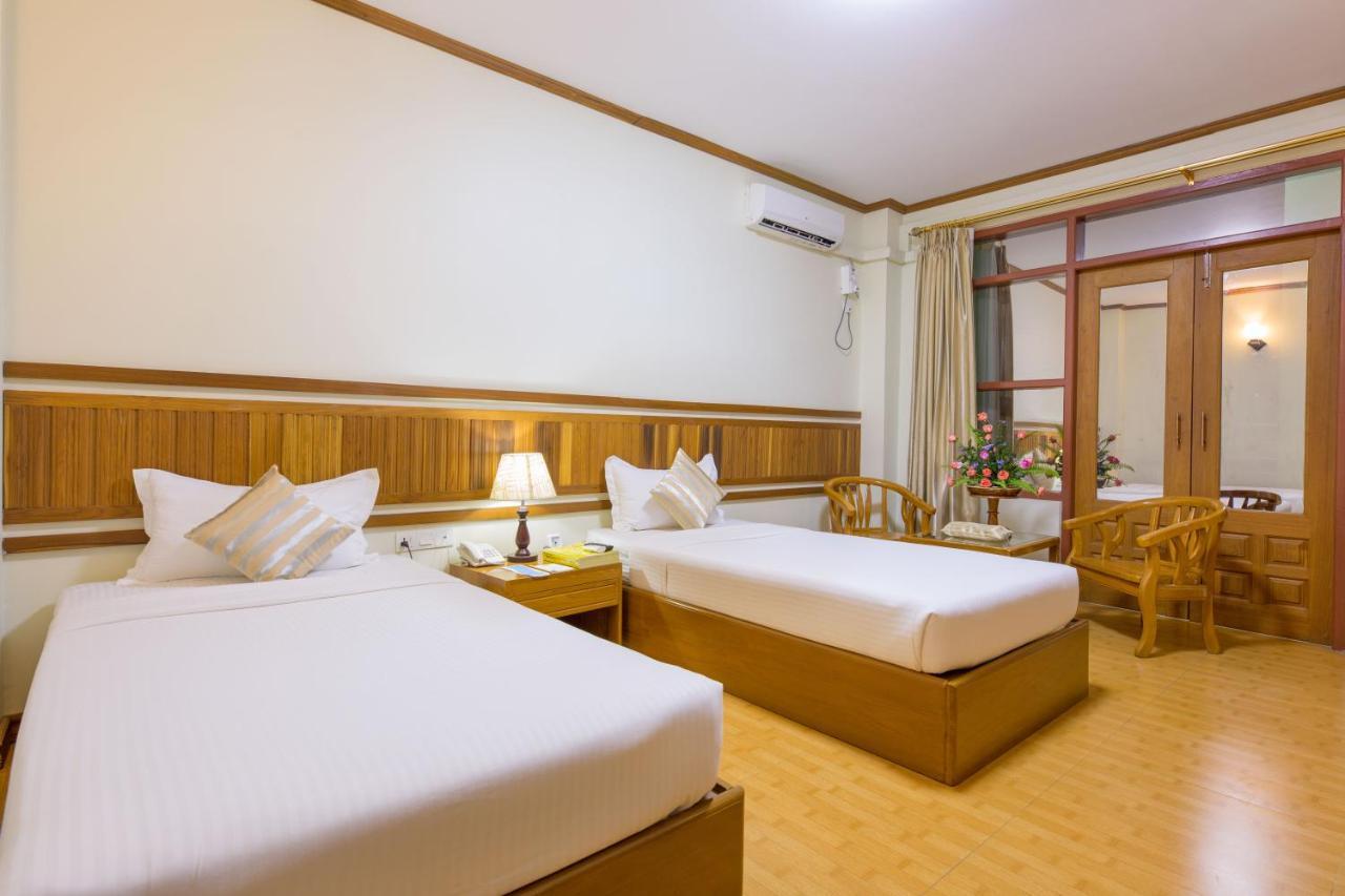 Ten Mile Hotel Yangon Esterno foto