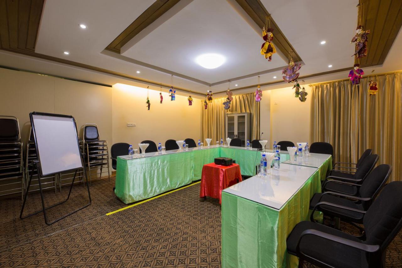 Ten Mile Hotel Yangon Esterno foto