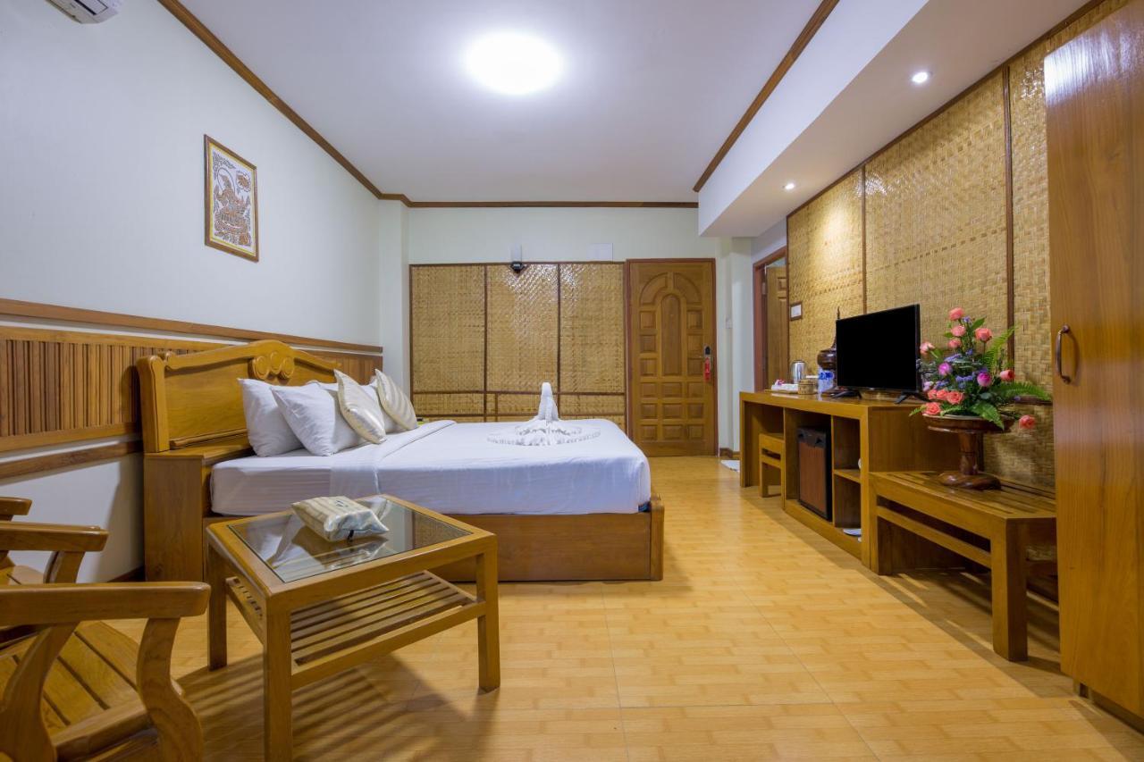 Ten Mile Hotel Yangon Esterno foto