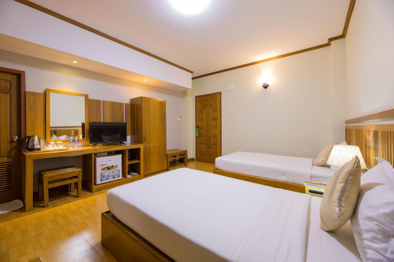 Ten Mile Hotel Yangon Esterno foto