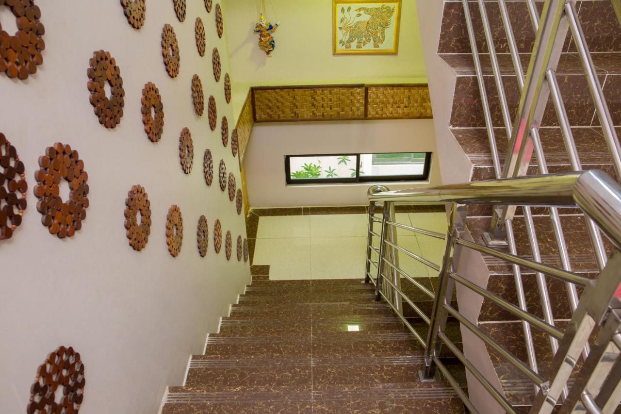 Ten Mile Hotel Yangon Esterno foto